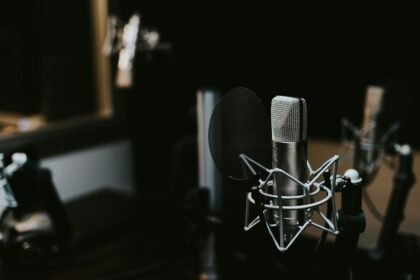 البودكاست العربي يشهد طفرة.. برامج جديدة تجذب ملايين المستمعين