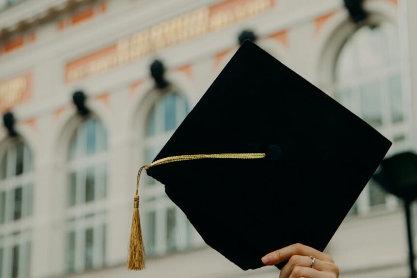 فتح باب التقدم لمنح دراسية مجانية في جامعات محلية ودولية